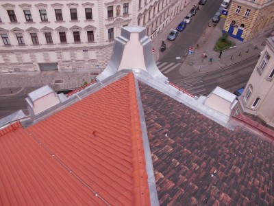Neuherstellung der Dacheindeckung in TONDACH-Ziegel sowie neue Rheinzink Verblechungen
